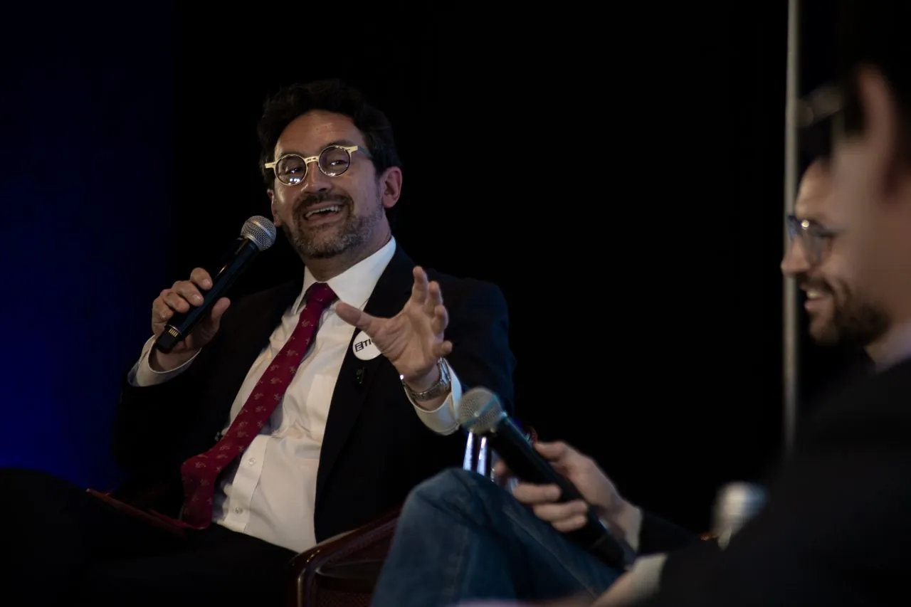 Ponente con micrófono en Ethics in Business 2026