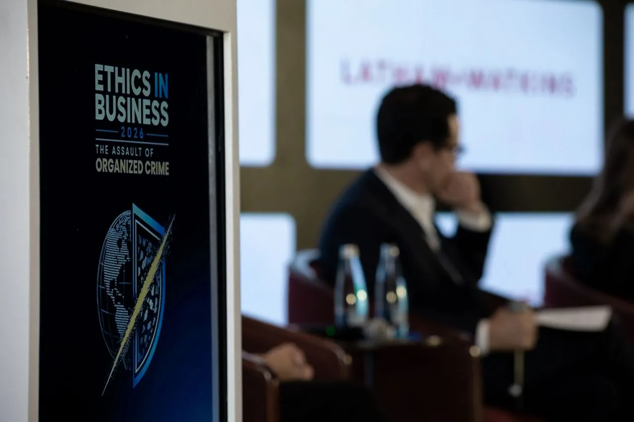 Auditorio de Ethics in Business 2026 con el afiche del evento