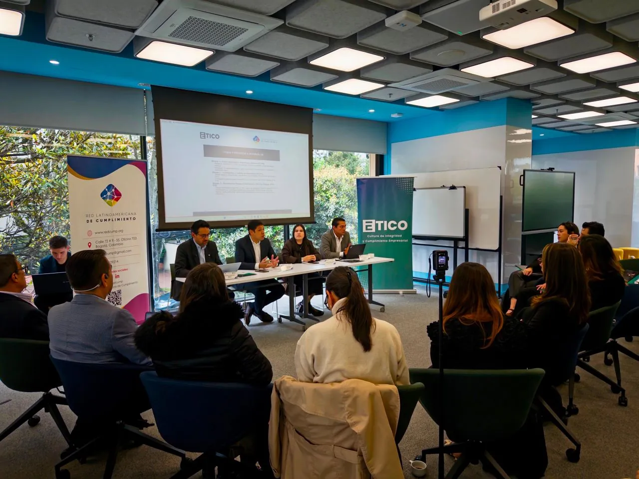 Sesión presencial de la Red: afiliados reunidos en una sala con presentación al fondo